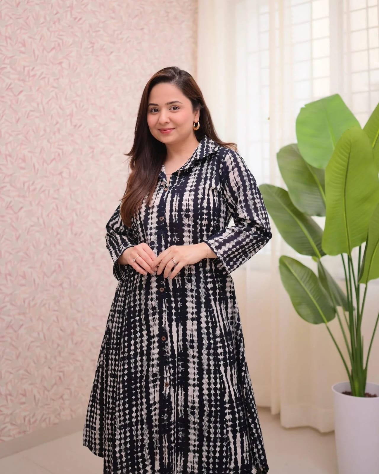 Chic Black & White Tie-Dye Print Kurti Pant Set with Shirt Collar